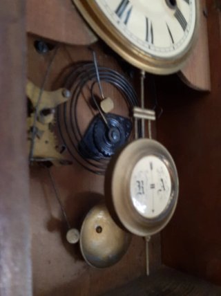 Reloj de pared mecanico antiguo de madera