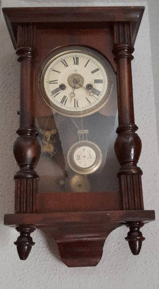 Reloj de pared mecanico antiguo de madera