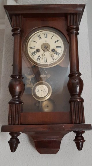 Reloj de pared mecanico antiguo de madera