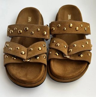 Sandalias planas Zara marrón y dorado