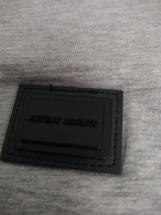 Camiseta Manga corta, cuello  pico. Antony Morato.