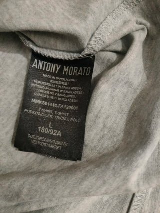 Camiseta Manga corta, cuello  pico. Antony Morato.