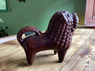 Botijo de cerámica marrón