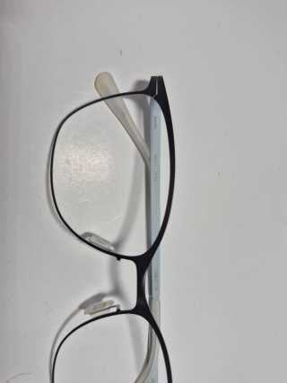Gafas graduadas montura negra y patillas blancas
