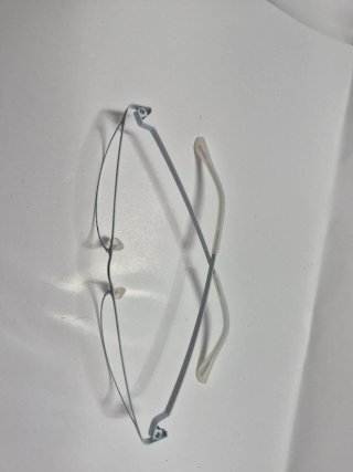 Gafas graduadas montura negra y patillas blancas