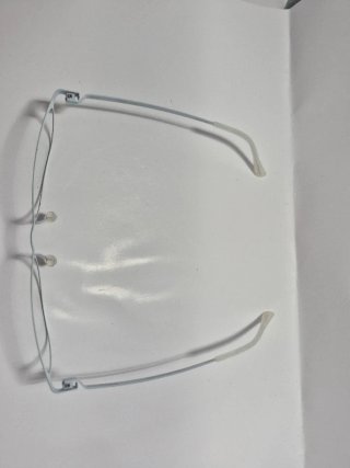 Gafas graduadas montura negra y patillas blancas