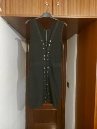Vestido negro corto con cordones