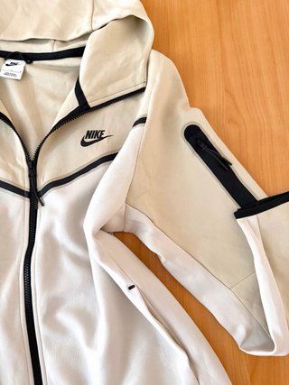 Chaqueta Nike Beige y Negra Original