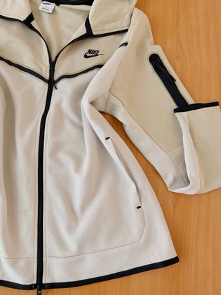 Chaqueta Nike Beige y Negra Original