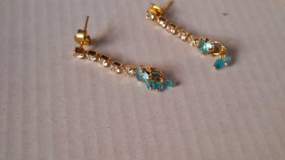 Collar y pendientes dorados con piedras azules