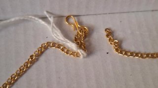 Collar y pendientes dorados con piedras azules