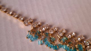 Collar y pendientes dorados con piedras azules