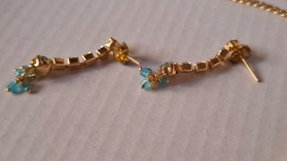 Collar y pendientes dorados con piedras azules