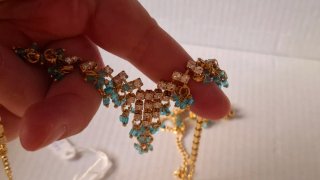 Collar y pendientes dorados con piedras azules