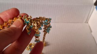 Collar y pendientes dorados con piedras azules