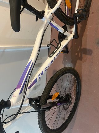 Bicicleta de montaña Kross blanca y morada