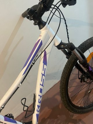 Bicicleta de montaña Kross blanca y morada