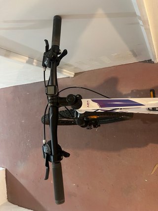 Bicicleta de montaña Kross blanca y morada