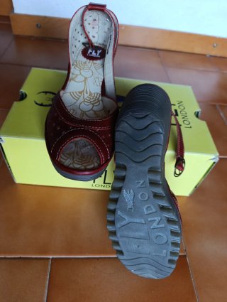 Sandalias Fly London Rojas y Beige
