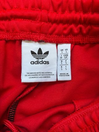 Pantalón Adidas Rojo con Rayas Blancas