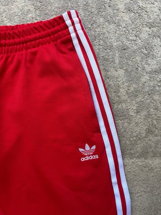 Pantalón Adidas Rojo con Rayas Blancas
