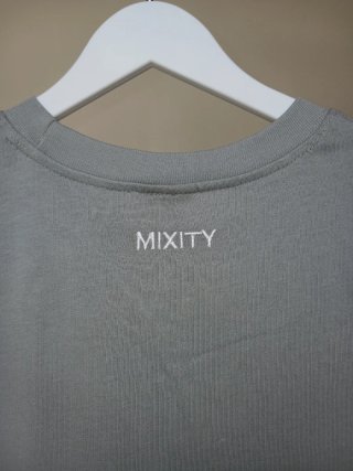 Camiseta MIXITY gris con flores