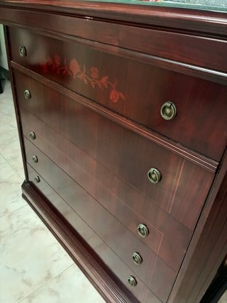 Cómoda clásica con marquetería y cristal