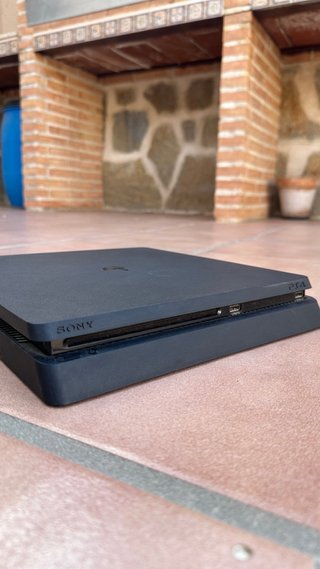 PlayStation 4 Slim 1TB + 2 Mandos