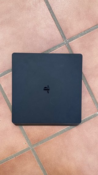 PlayStation 4 Slim 1TB + 2 Mandos