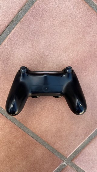 PlayStation 4 Slim 1TB + 2 Mandos