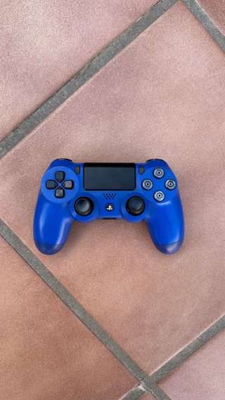PlayStation 4 Slim 1TB + 2 Mandos