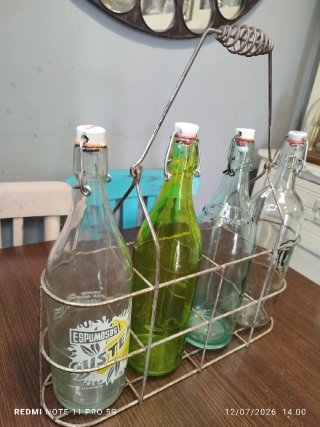 Botellero antiguo con 4 botellas