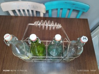 Botellero antiguo con 4 botellas