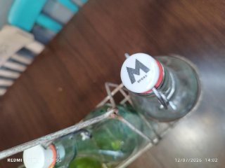 Botellero antiguo con 4 botellas