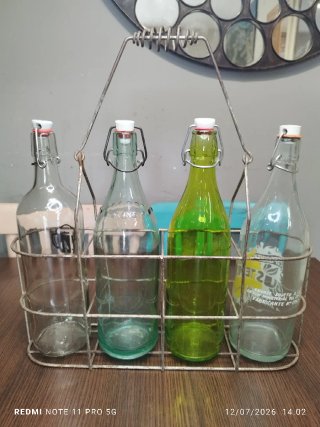 Botellero antiguo con 4 botellas