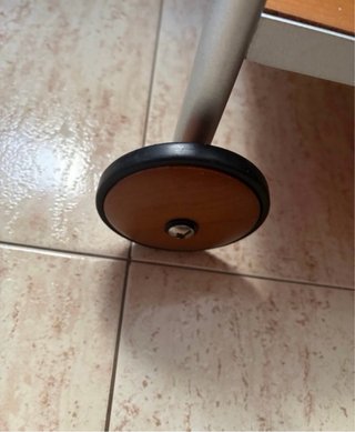 Mesa centro cristal y madera con ruedas