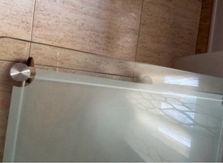 Mesa centro cristal y madera con ruedas