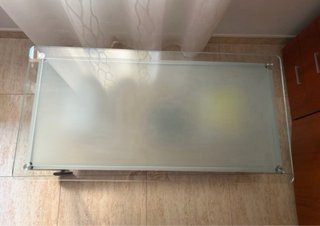 Mesa centro cristal y madera con ruedas