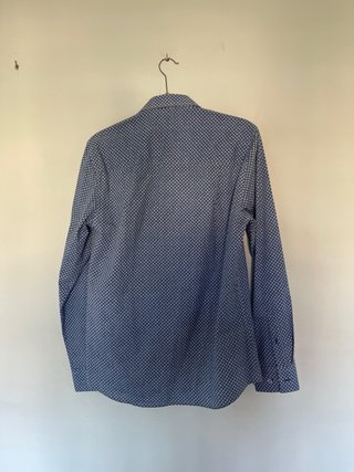 Camisa de vestir azul con estampado