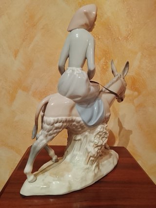 Tang Lladró Peasant Woman on a Donkey.  Campesina