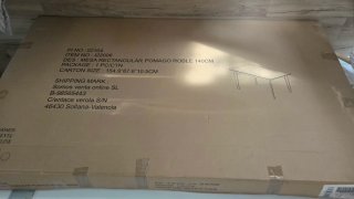 Mesa de comedor de madera clara