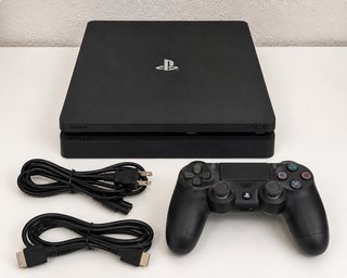PS4 (PlayStation 4) Negra + Mando y Cables