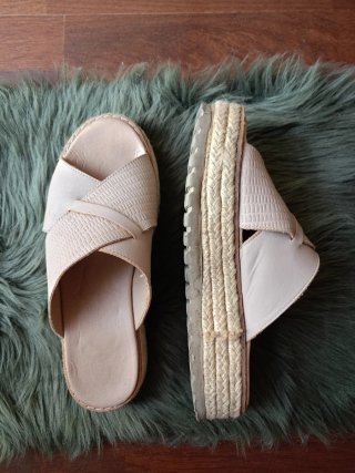 Sandalias Beige Cruzadas
