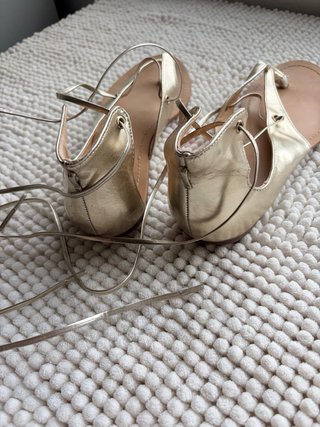 Sandalias doradas Oysho Talla 39