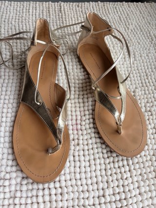 Sandalias doradas Oysho Talla 39