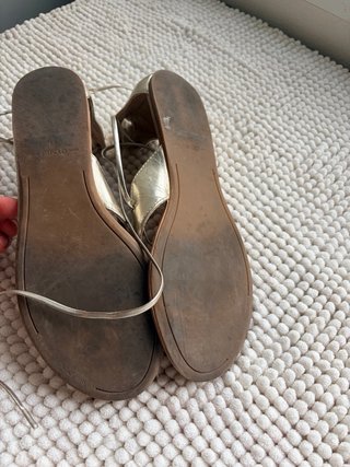 Sandalias doradas Oysho Talla 39