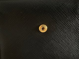 Cartera Prada Piel Negra y Dorada