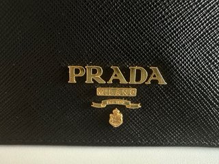 Cartera Prada Piel Negra y Dorada