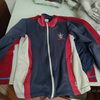 Conjunto Colegio: Sudadera Roja y Pantalón Azul