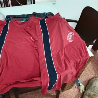 Conjunto Colegio: Sudadera Roja y Pantalón Azul